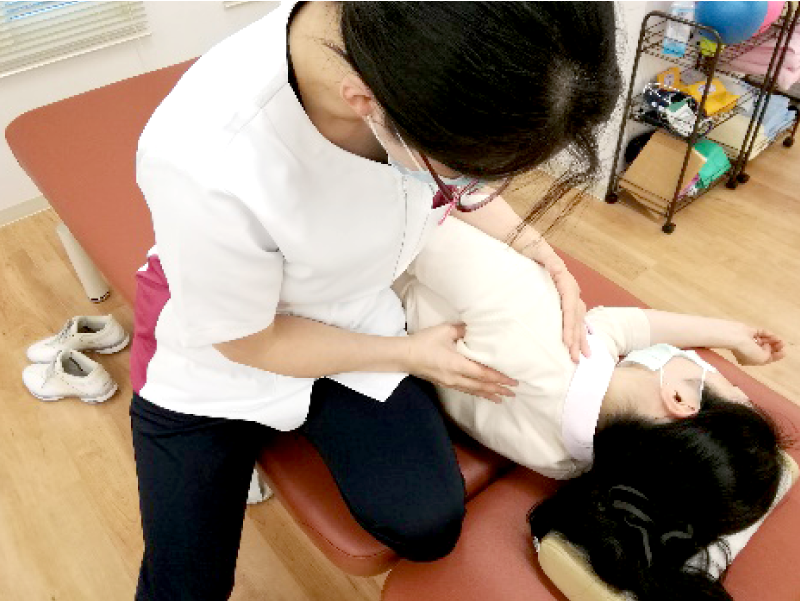 頚部から肩甲骨周りの痛みを確認